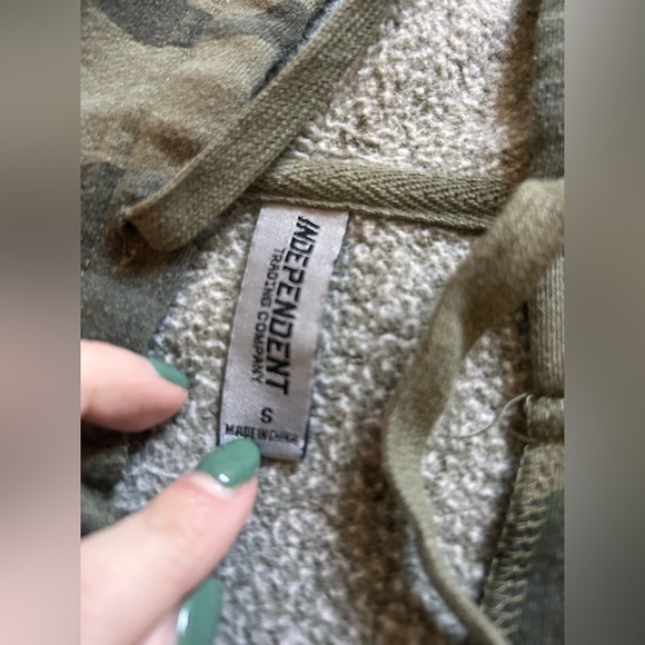 Camo Pullover - Picture 2 of 3